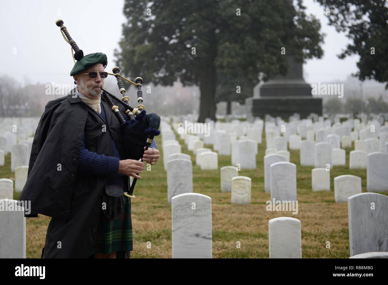 Ritirato U.S. La marina mercantile Giuseppe cavalcavia, Jr., Scottish militare americano rappresentante della società, esegue "fiori della foresta" sul sacchetto tubi durante un cittadino di corone in tutta l'America ricordo cerimonia al Hampton Cimitero Nazionale di Hampton, Va., Dic 17, 2016. Il cerimoniale di corone sono state presentate a ciascun ramo del militare. Foto Stock