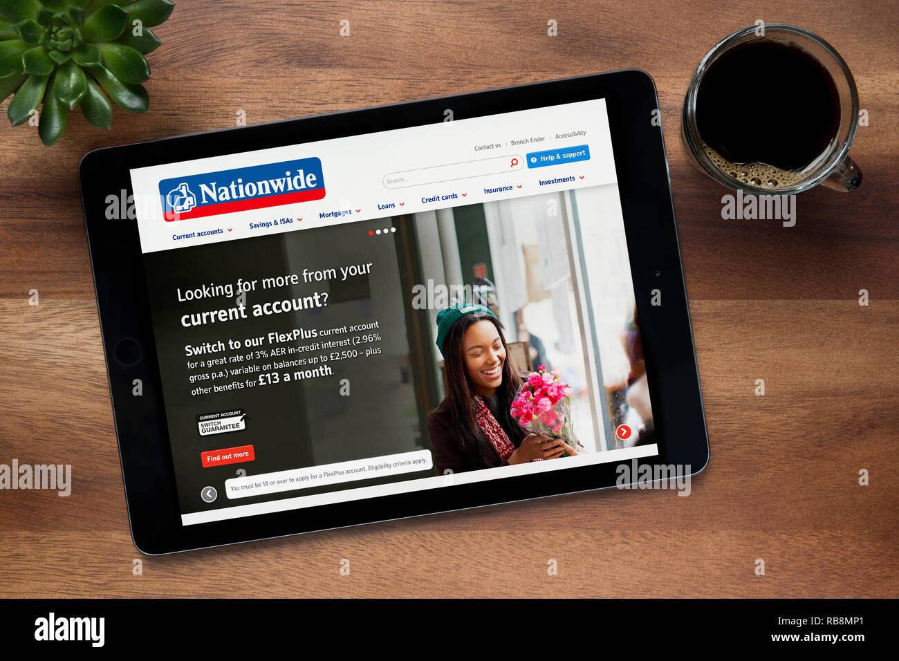 Il sito web di Nationwide Building Society è visto su un tablet iPad appoggiato su un tavolo di legno (solo uso editoriale). Foto Stock