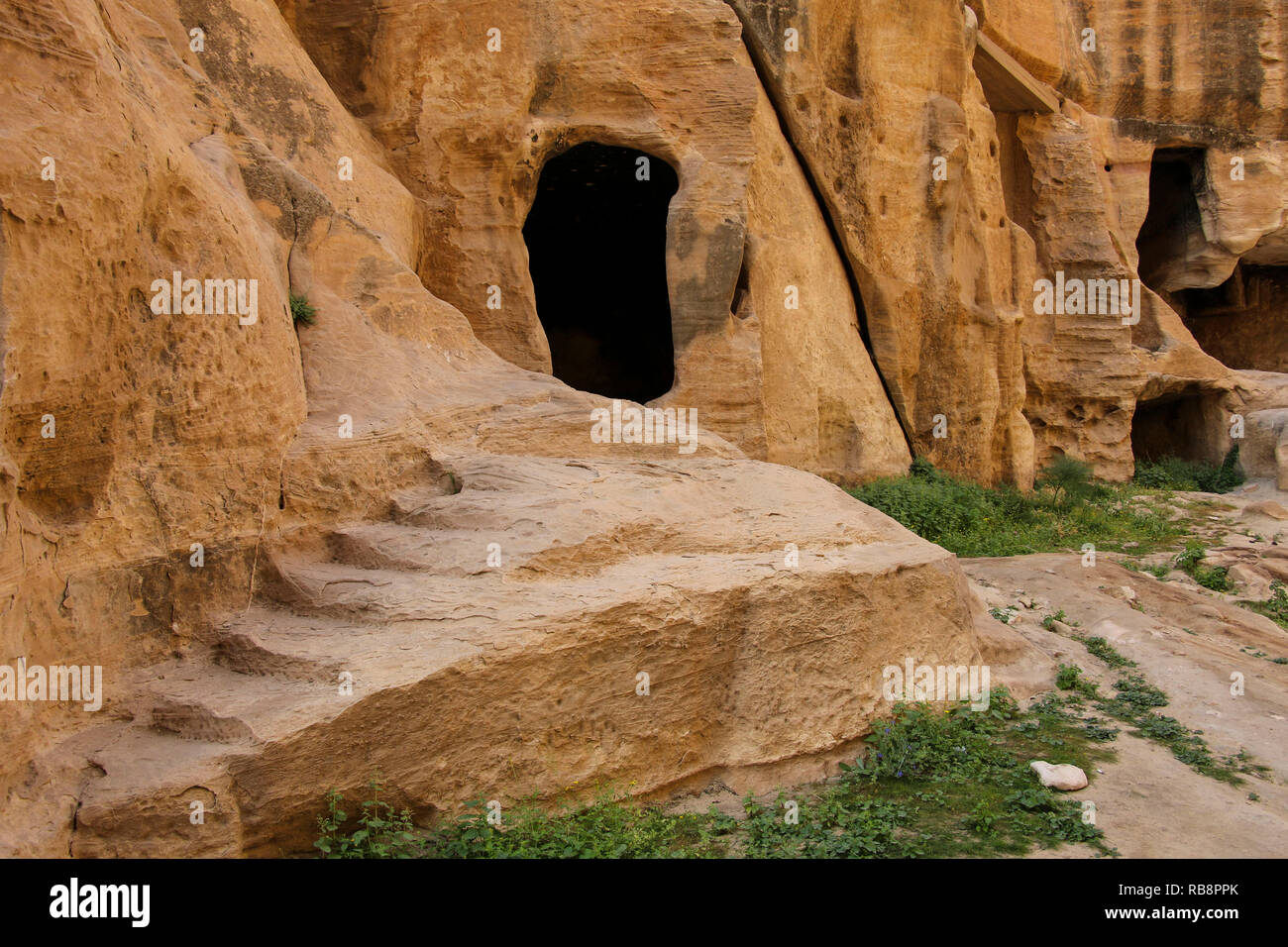 Little Petra Siq al-Barid, Wadi Musa, Giordania. Il complesso architettonico poco Petra è templi tagliato nella roccia, altari, scale, camere, ritua Foto Stock