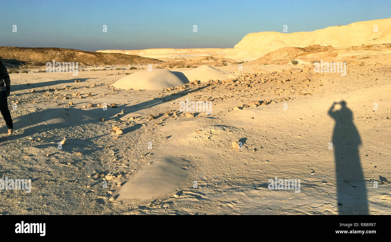 Ombre lunghe del fotografo e turisti sul nizzana collinette nitsana chalk hills in Israele Sinai frontiera Foto Stock