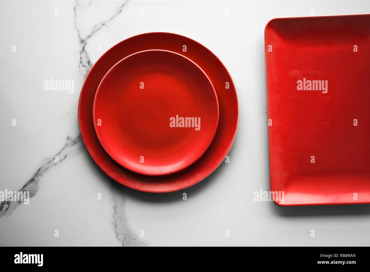 Rosso vuoto sulla piastra di marmo - ricetta sfondi, il menu del ristorante, il giorno di san valentino, mockup e stile flatlay concetto, grafica elegante Foto Stock