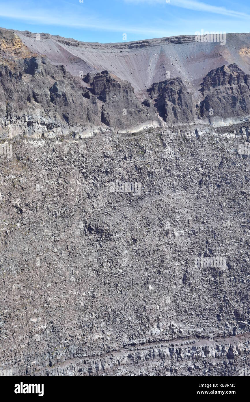 Vista verticale del bordo e pareti interne del vulcano Vesuvio vicino a Napoli in Italia. Foto Stock