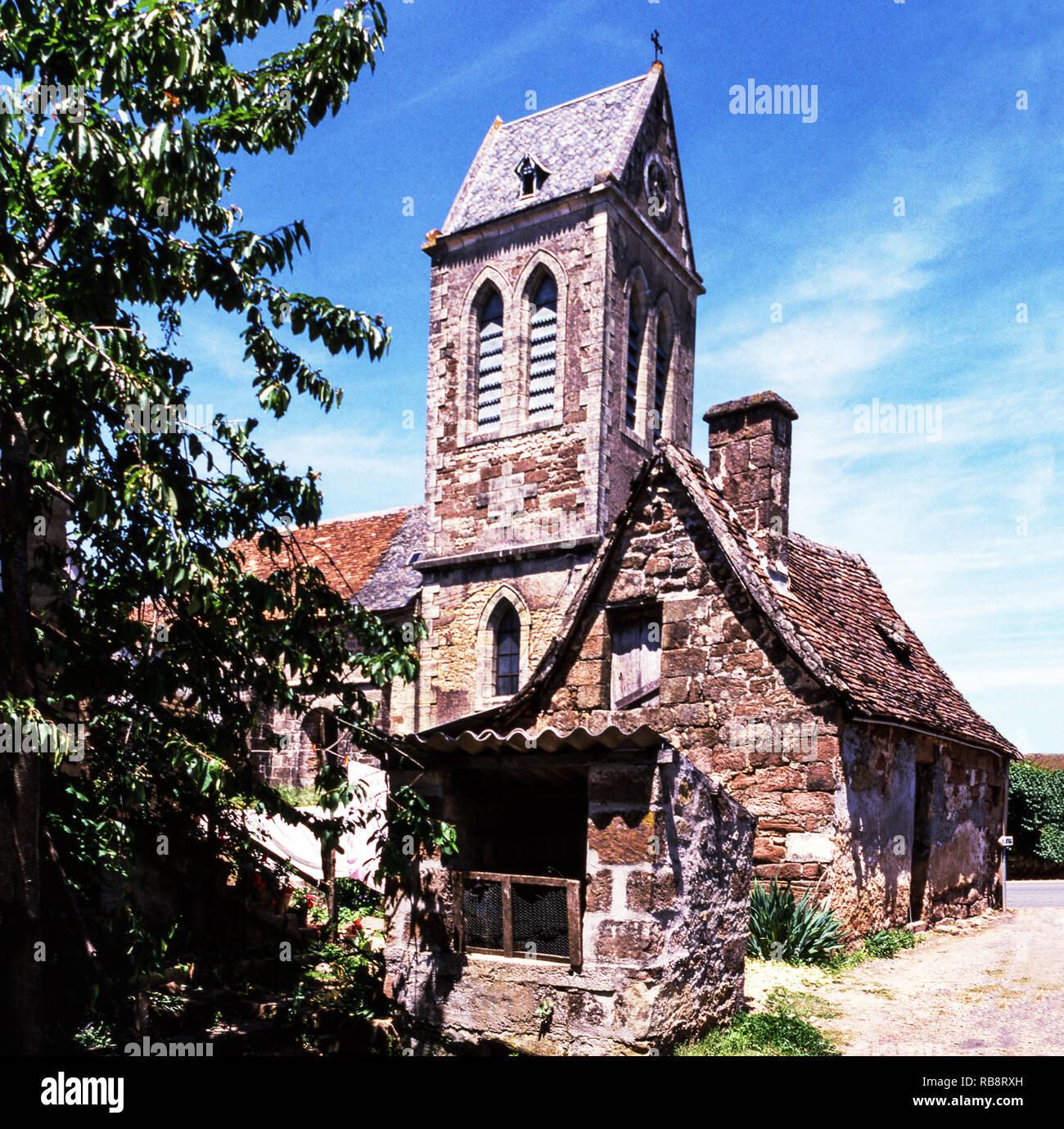 La chiesa del villaggio di Louignac nella Correze Department.Francia. Foto Stock