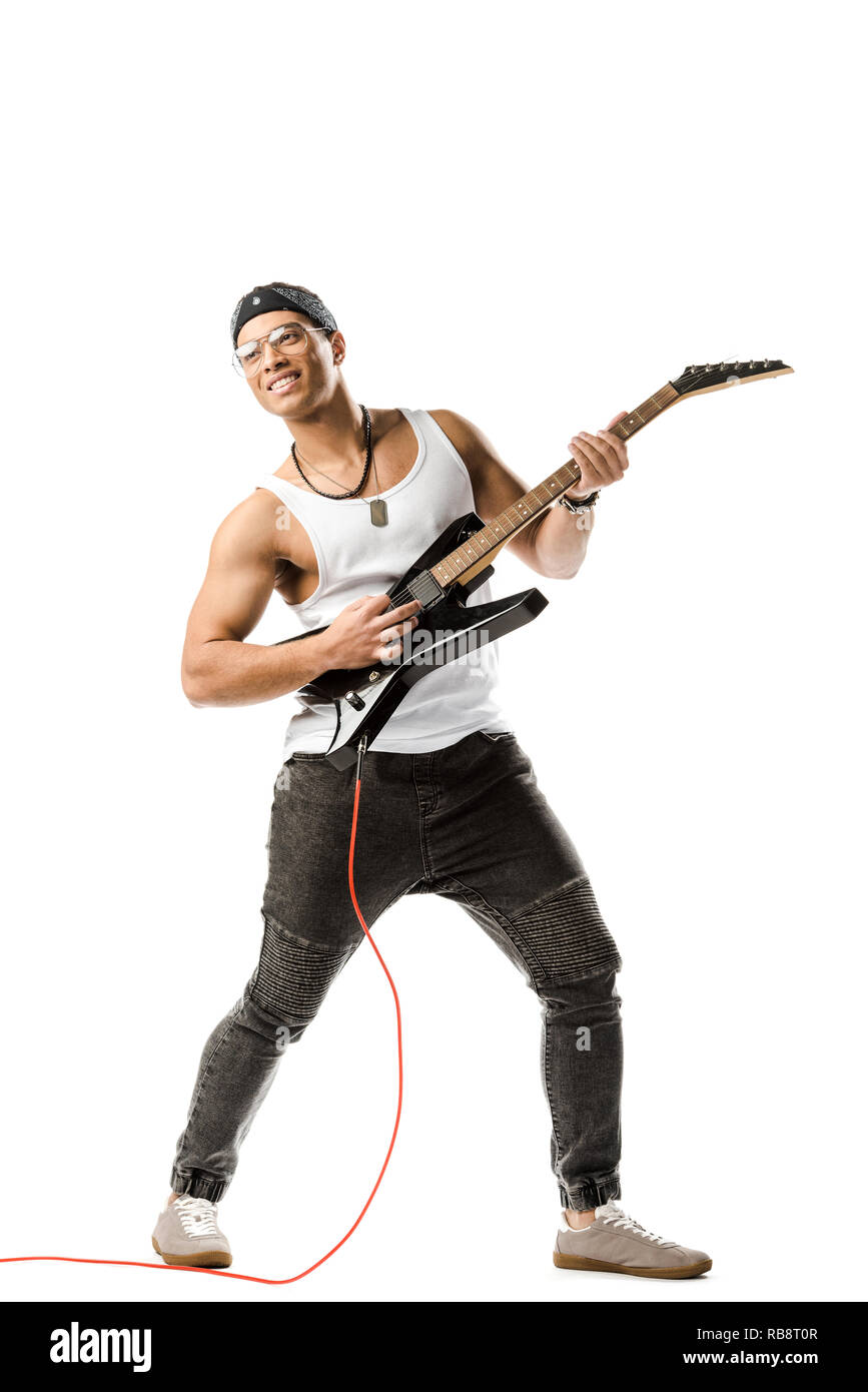 Felice razza mista maschio musicista rock giocando sulla chitarra elettrica isolata su bianco Foto Stock