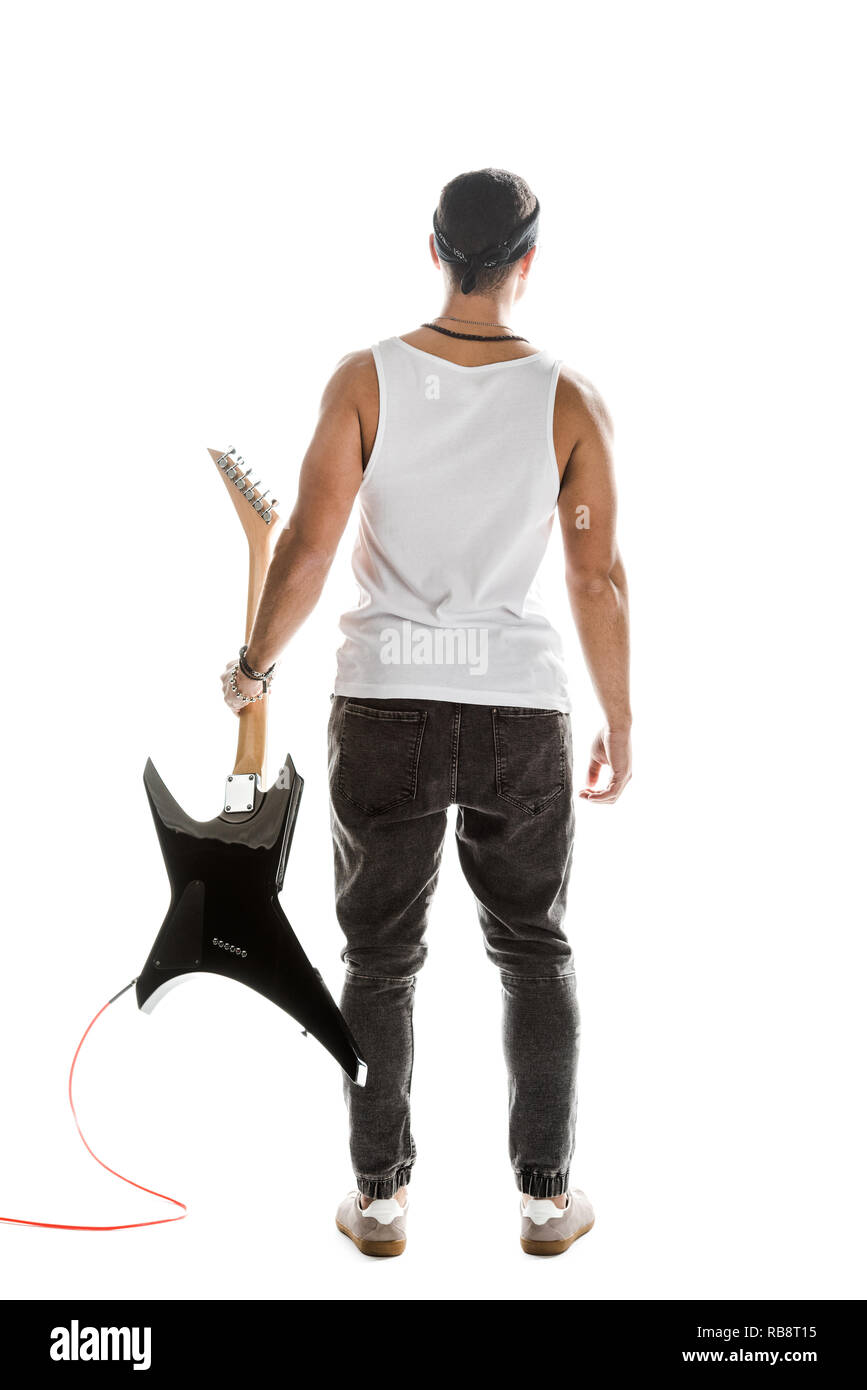 Vista posteriore del maschio musicista rock in posa con il nero chitarra elettrica isolata su bianco Foto Stock