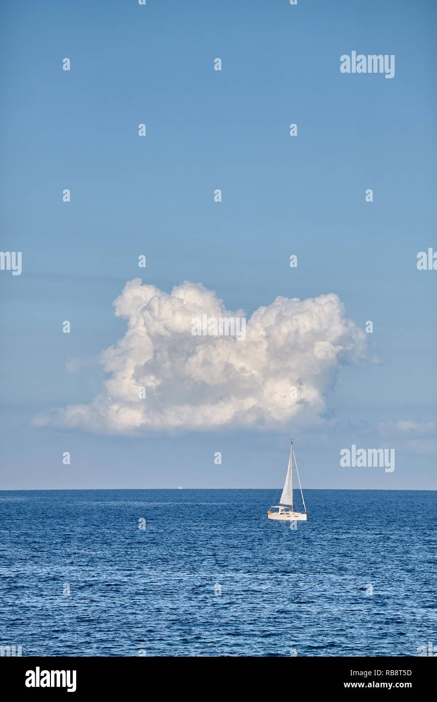 Lonely yacht all'orizzonte, il concetto di viaggio. Foto Stock