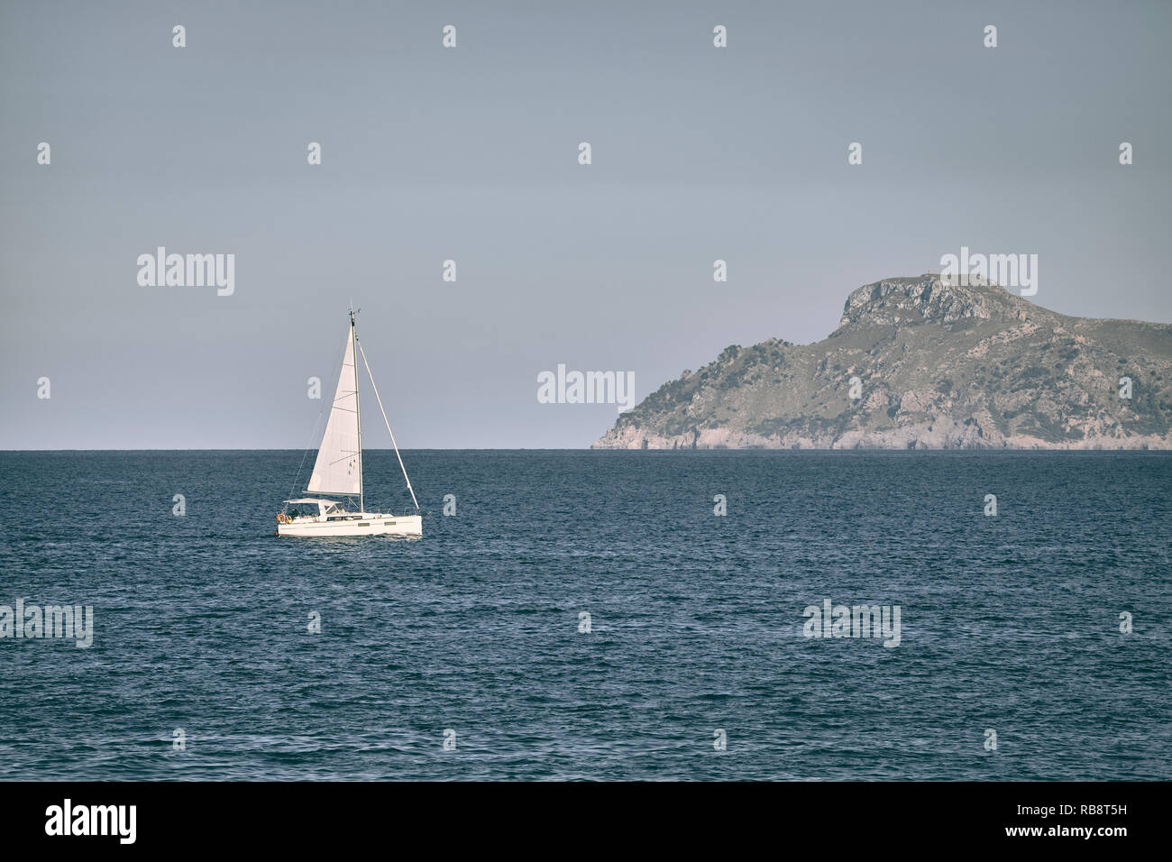 Lonely in barca a vela in mare, il concetto di viaggio, dai toni di colore dell'immagine. Foto Stock Lonely in barca a vela in mare, il concetto di viaggio, dai toni di colore dell'immagine. Foto Stock