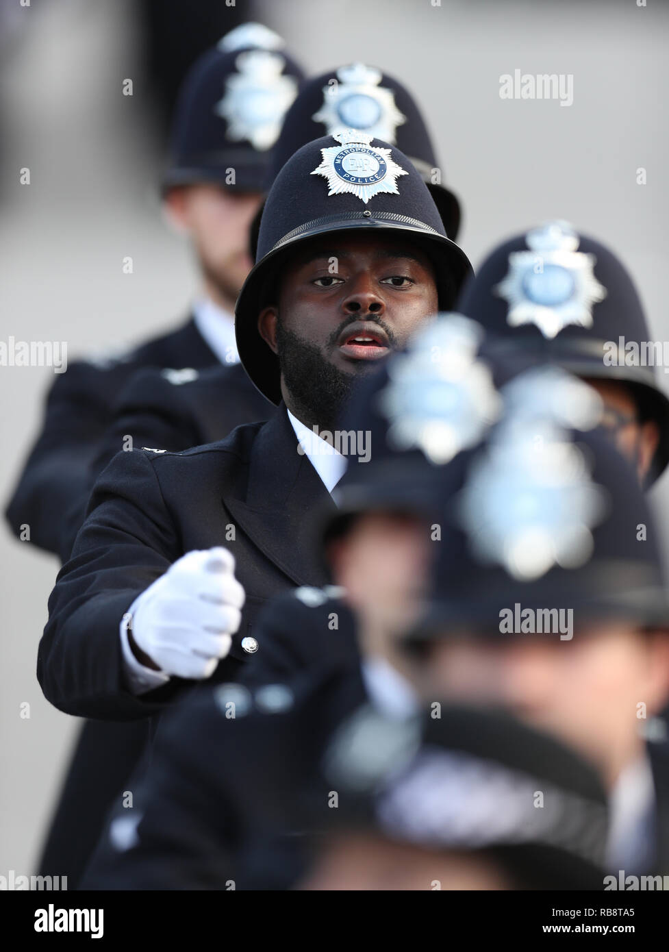 Funzionari di polizia da Il Metropolitan Police Service su parade durante il loro passaggio fuori Parade, Hendon. Foto Stock