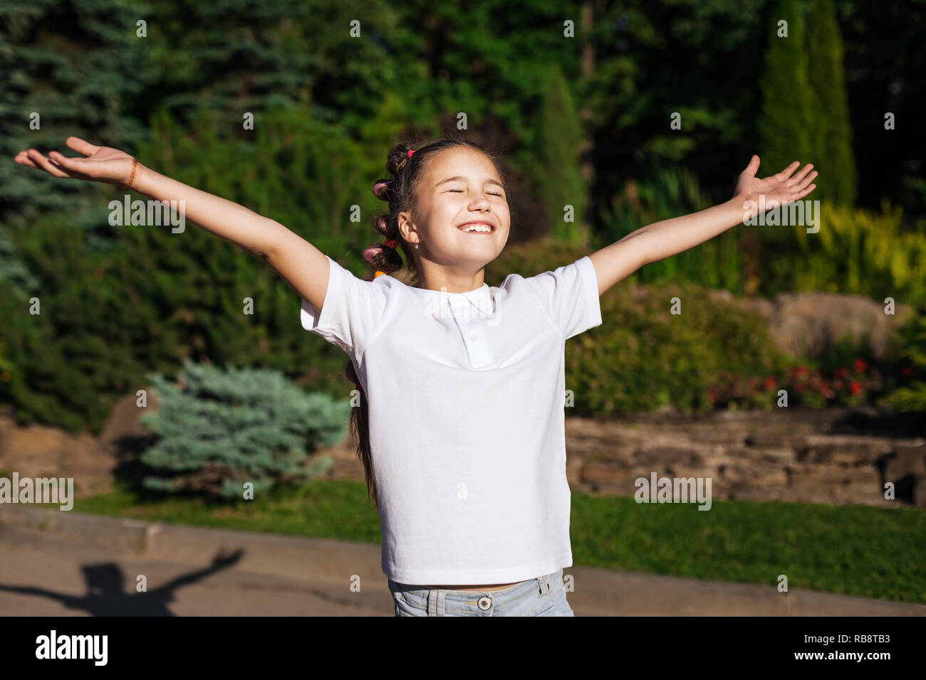 Bambino felice ragazza diffondendo le mani Foto Stock