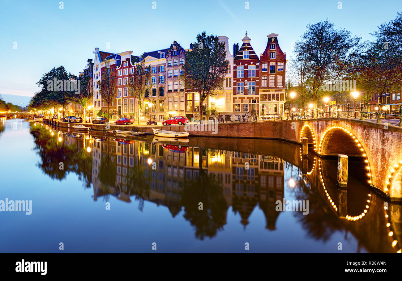 Famosi canali di Amsterdam e i Paesi Bassi a duskmous canali di Amsterdam, Paesi Bassi al crepuscolo Foto Stock