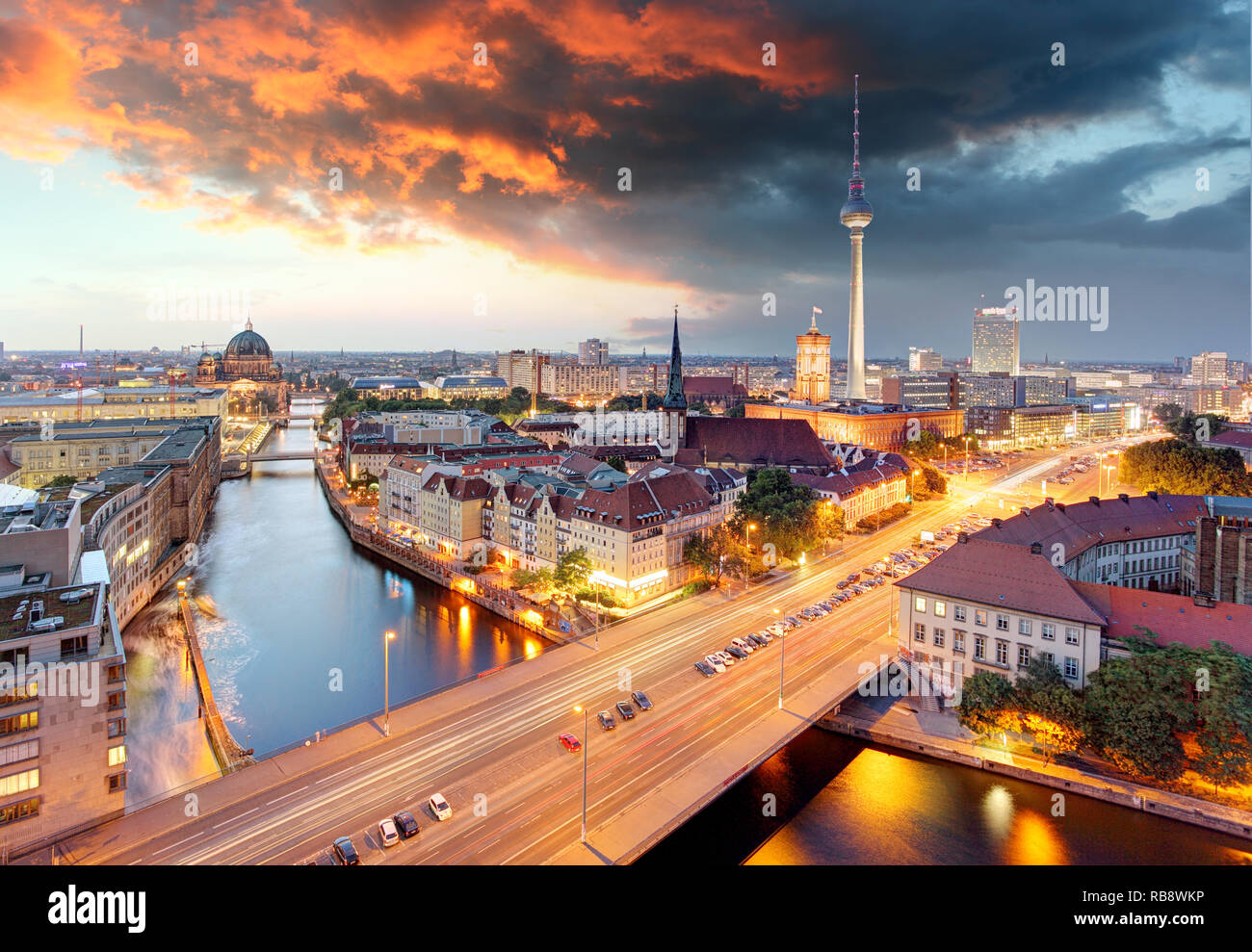 Berlin all'alba con una drammatica sky Foto Stock