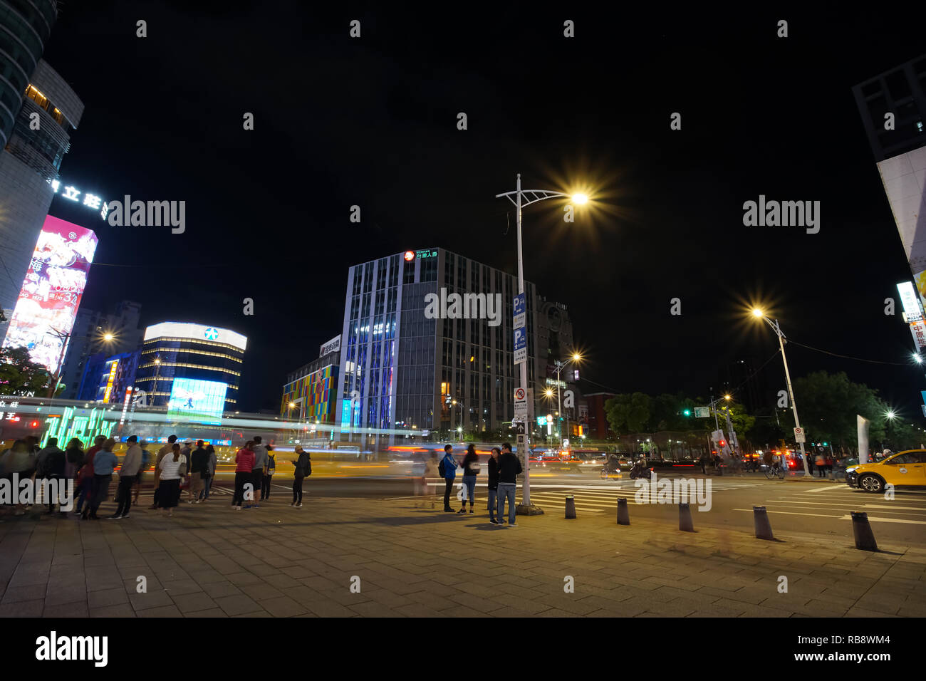 Taipei, Taiwan - 23 Novembre 2018: Vita notturna cityscape nella città di Ximending, Citta' di Taipei, Taiwan. Questo è il quartiere della moda famosa, il mercato notturno e Foto Stock