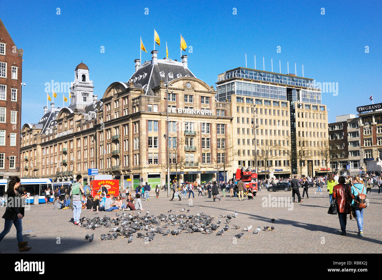 Piazza Dam e il flagship De Bijenkorf department store, Amsterdam, Paesi Bassi Foto Stock