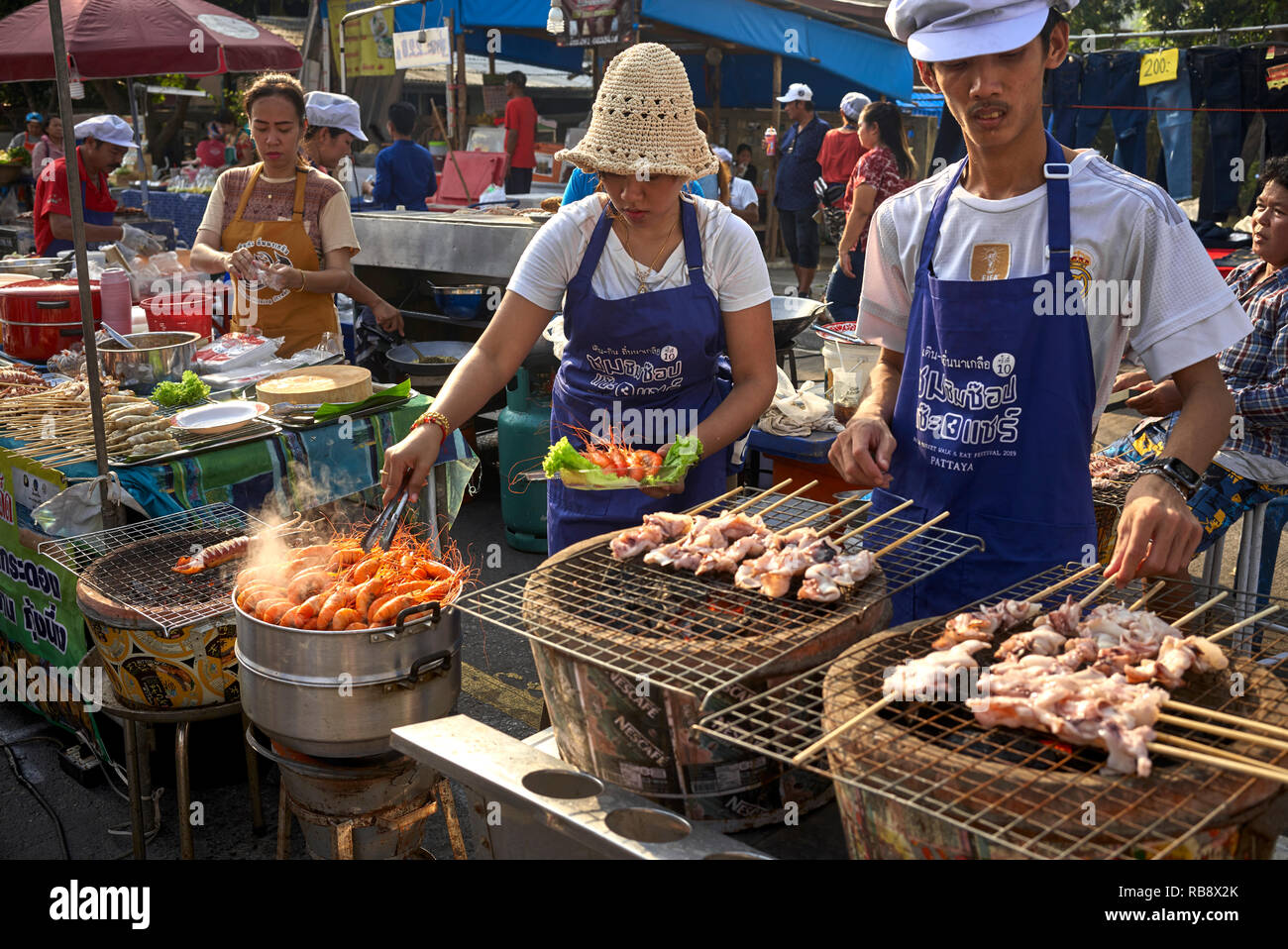 Thailandia street food fornitori. Coppia Thai, lavorando insieme, Thailandia, Sud-est asiatico Foto Stock