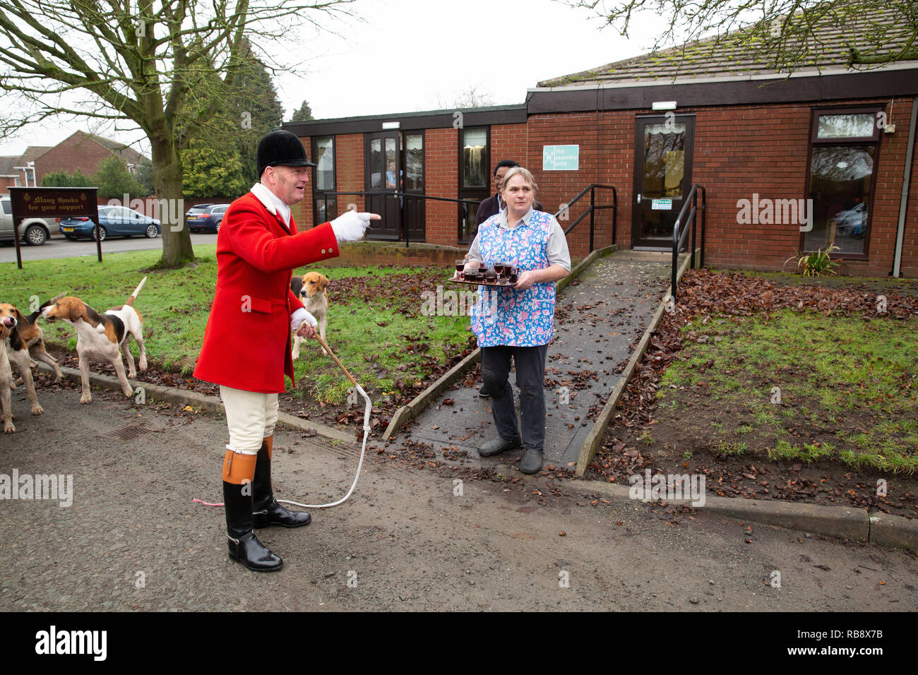L annuale Boxing Day Hunt soddisfare di Atherstone caccia svoltasi a Market Bosworth. La visita di suoneria Orchard House Casa residenziale prima di sfilare. Foto Stock