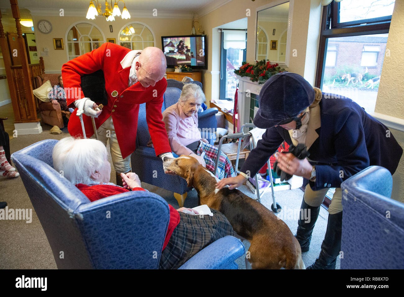 L annuale Boxing Day Hunt soddisfare di Atherstone caccia svoltasi a Market Bosworth. La visita di suoneria Orchard House Casa residenziale prima di sfilare. Foto Stock