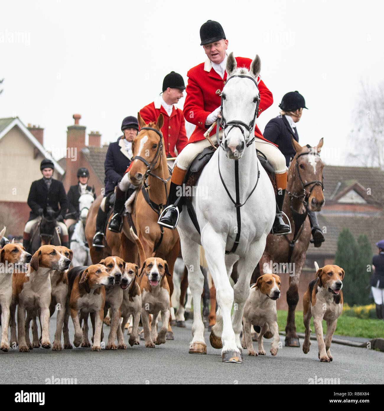 L annuale Boxing Day Hunt soddisfare di Atherstone caccia svoltasi a Market Bosworth. La caccia equitazione giù Haven strada prima di sfilare in piazza del mercato. Foto Stock