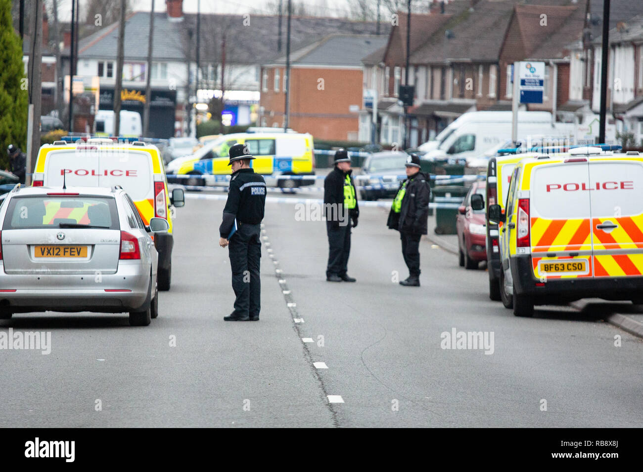 La polizia raffigurato in Burnaby Road, Coventry poco dopo che la polizia ha ucciso Sean Fitzgerald di una proprietà in strada. Foto Stock