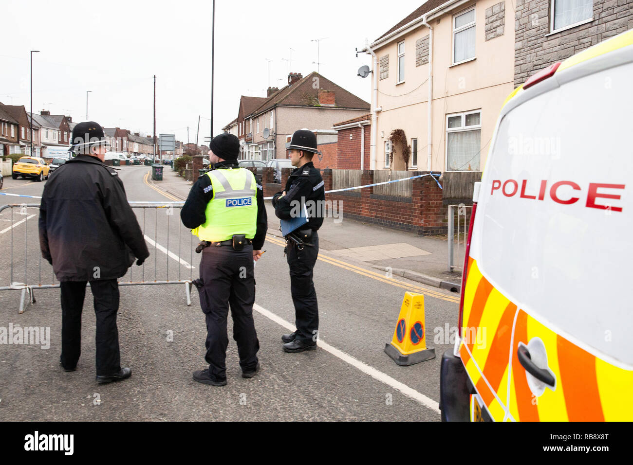 La polizia raffigurato in Burnaby Road, Coventry poco dopo che la polizia ha ucciso Sean Fitzgerald di una proprietà in strada. Foto Stock