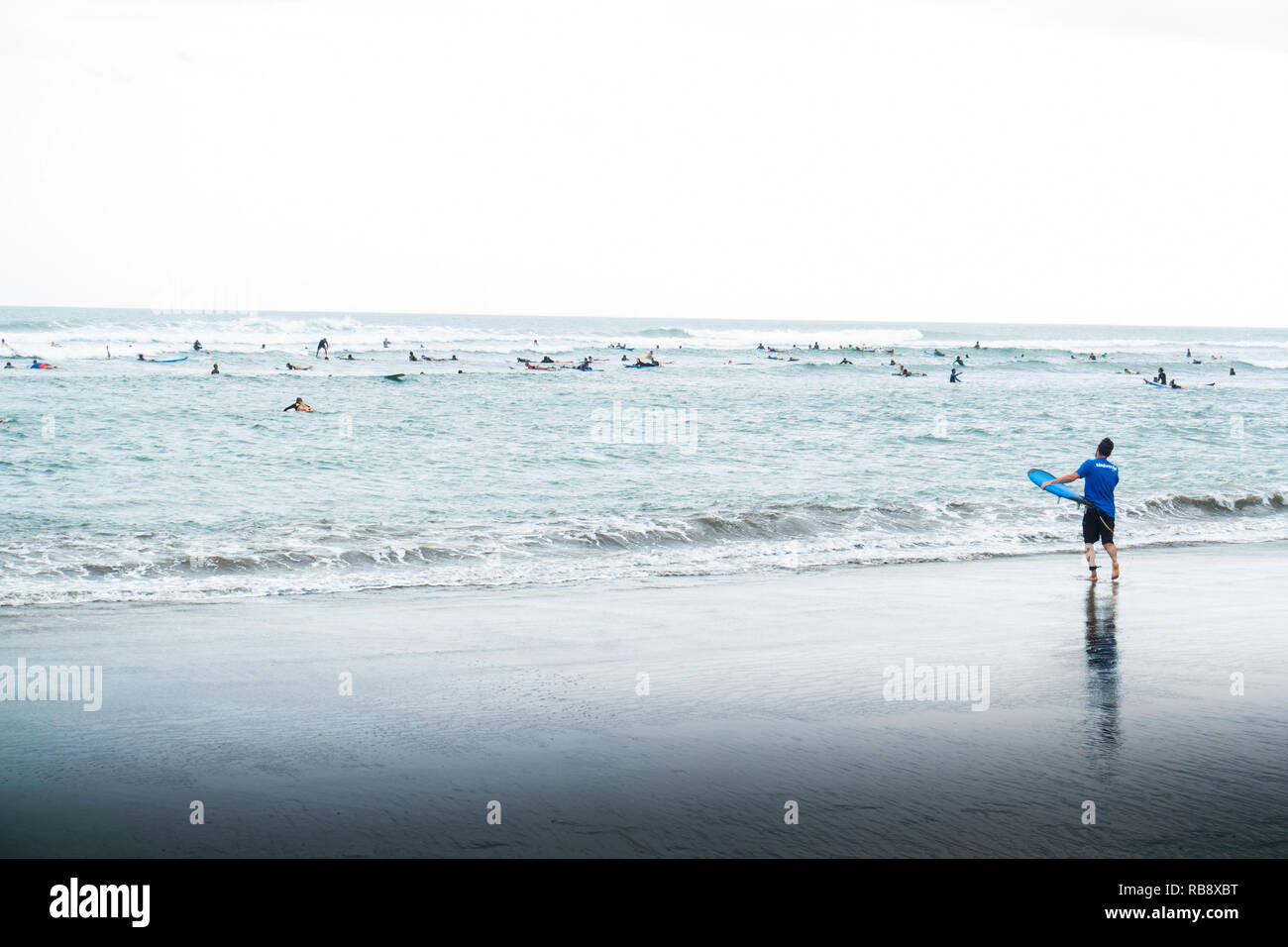 Surfers di Batu Balong beach in Canggu Bali. Foto Stock