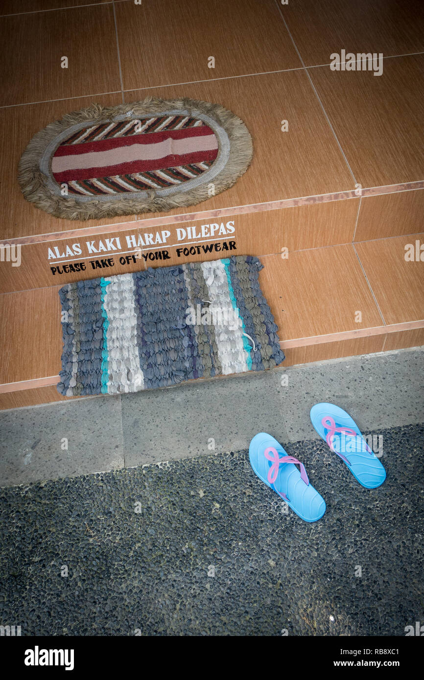 Togliere le scarpe nel Vihara Dharma Giri Tempel. Foto Stock