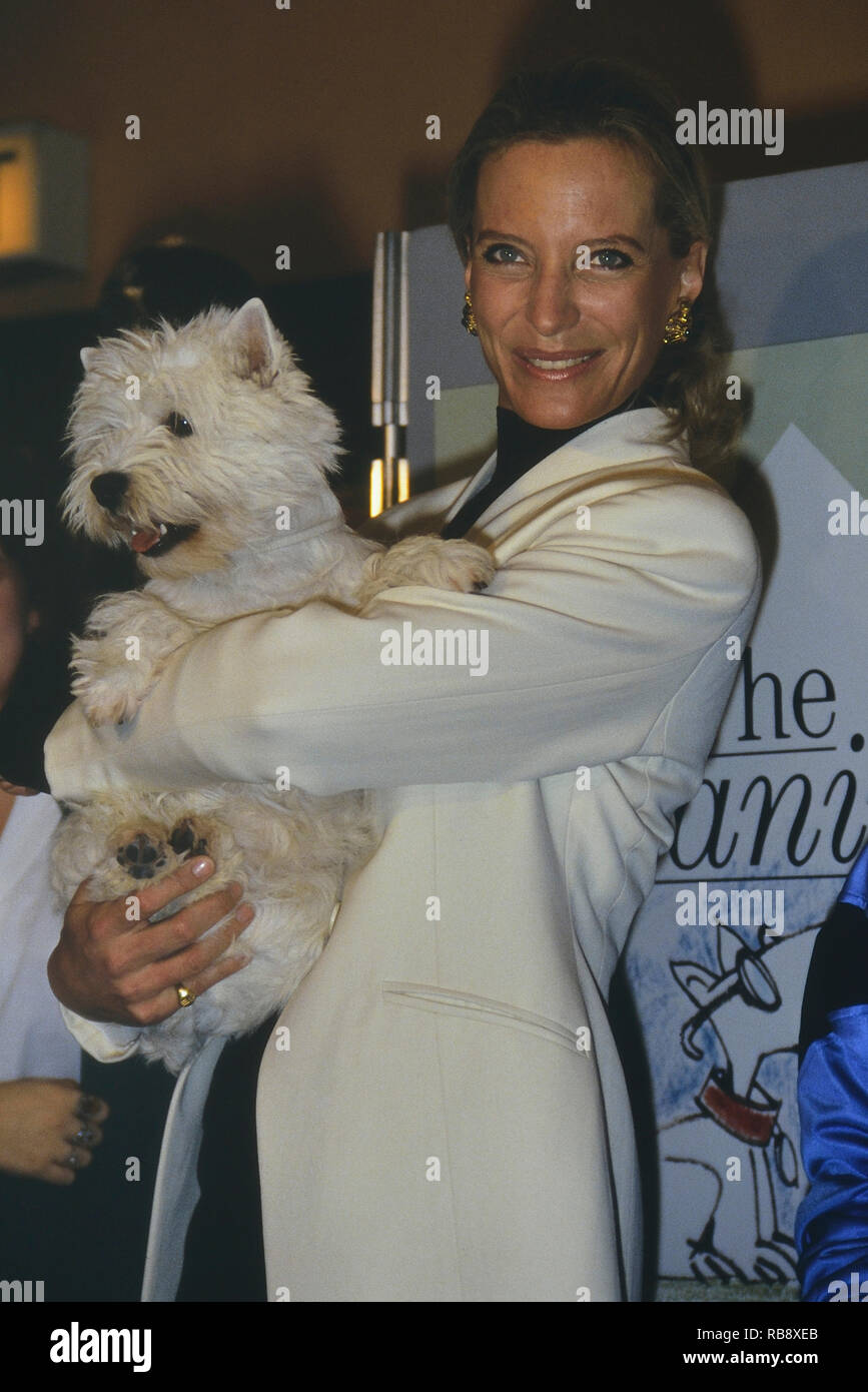 La Principessa Michael di Kent tenendo un cane a Crufts 1989, London, Regno Unito Foto Stock