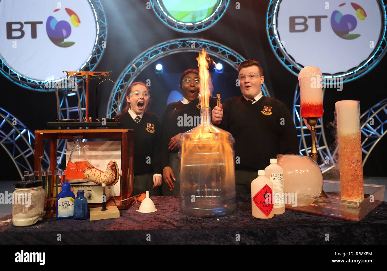 L-R Sophie Kelly,16, Rachelle biayi, 16, Karl Fitzpatrick, 15, Pobalscoil Neasain in Baldoyle al lancio della BT ai giovani scienziati & Technology Exhibition 2019 in quanto segna il cinquantacinquesimo anno della mostra al RDS di Dublino Foto Stock