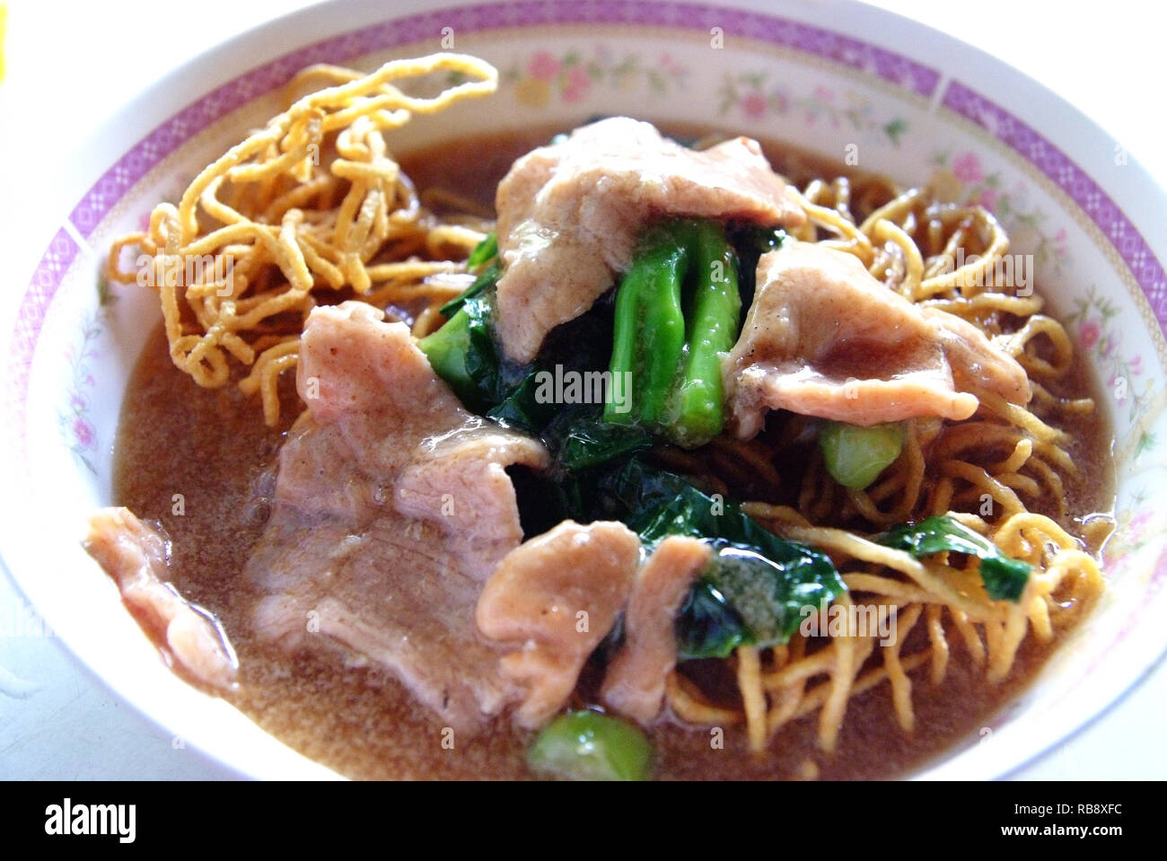 Spaghettini fritti con carne di maiale e i broccoli, tailandese tradizionale cibo. Foto Stock