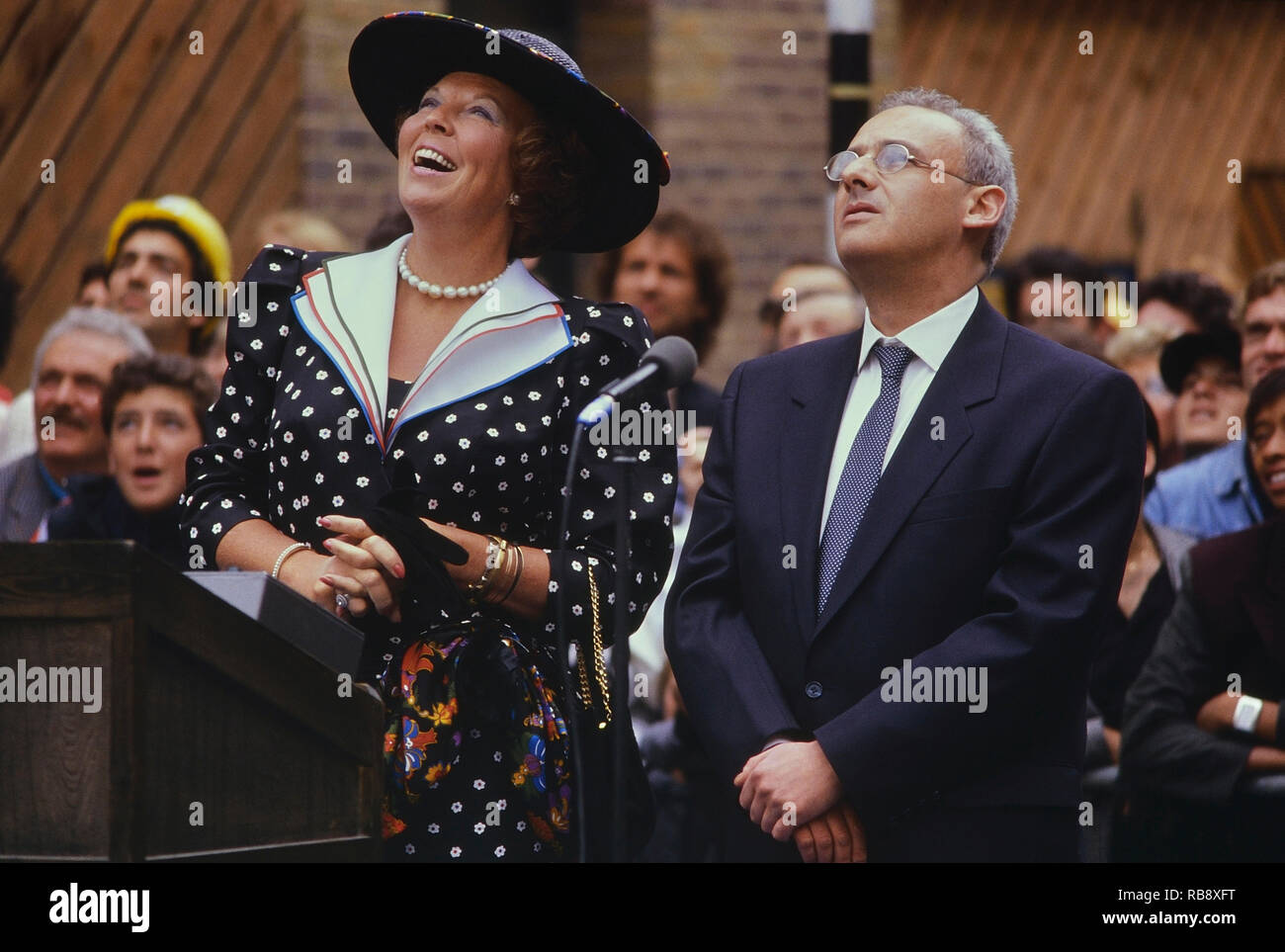 La regina Beatrice dei Paesi Bassi svela il Seven Dials monumento, Covent Garden di Londra. In Inghilterra. Il 29 giugno 1989 Foto Stock