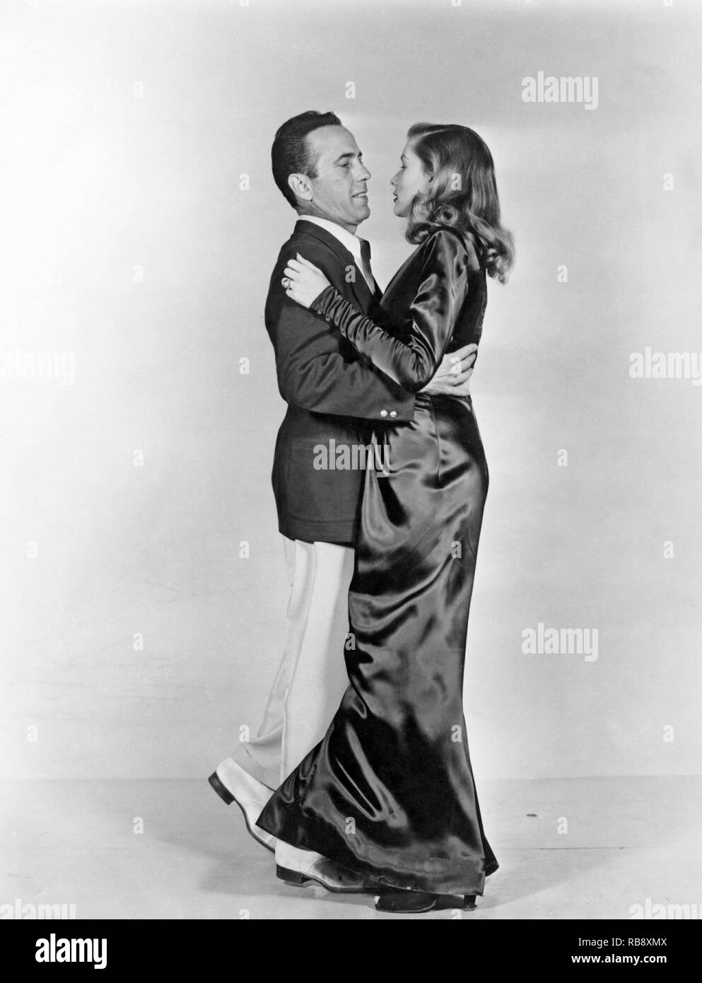 Humphrey Bogart. 1899-1957. Film americano e attore di scena. Uno dei più grandi film maschio stelle del cinema americano. Qui illustrato con Lauren Bacall. 1924-2014, con la quale è stato sposato dal 1945 fino alla sua morte. 1940s Foto Stock
