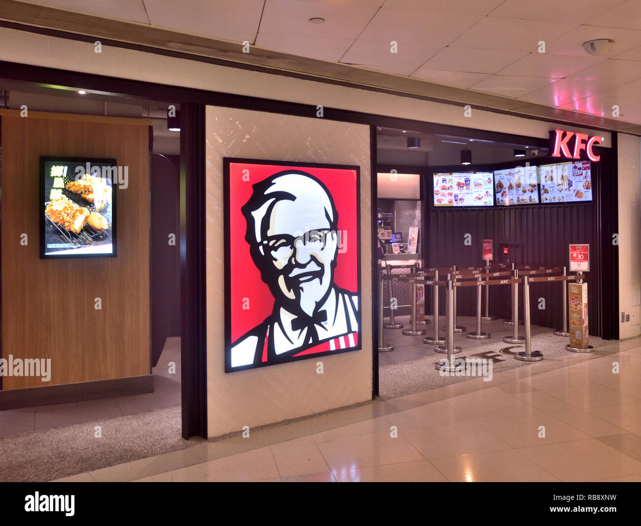 KFC restaurant di shopping arcade , Hong Kong Foto Stock