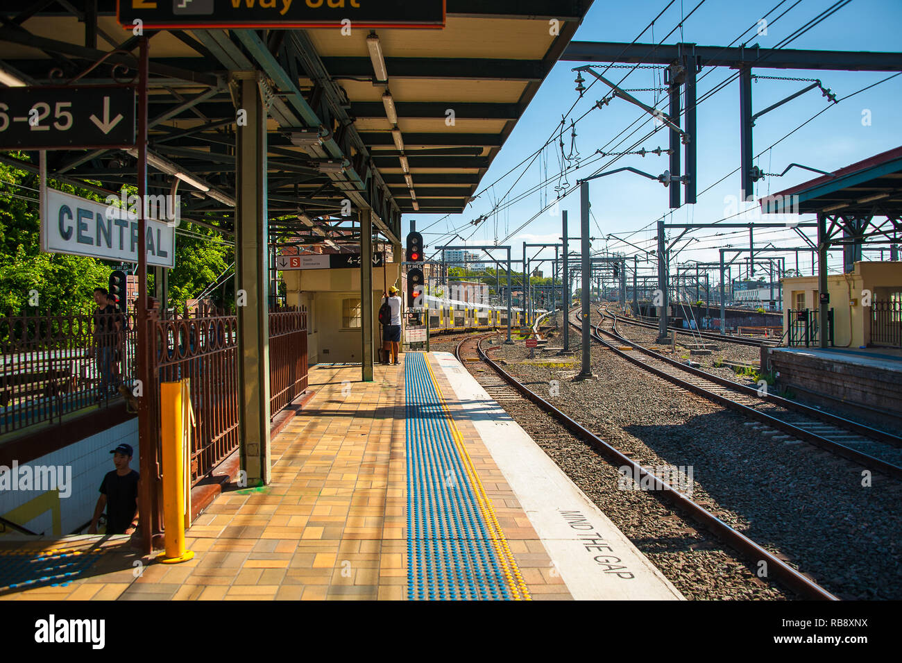 Sydney, Australia - Dicembre 2018: i passeggeri attendono il treno alla stazione centrale di Sydney. Foto Stock