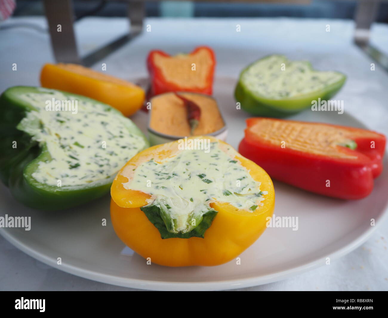 Parte cibo colorato su una piastra per una festa di compleanno. Foto Stock