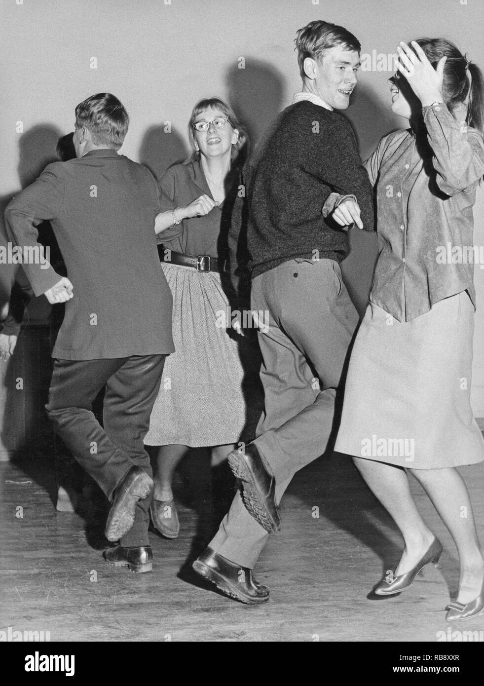 Dancing negli anni sessanta. Due giovani coppie ballano insieme e divertirsi. La Svezia 1960 Foto Stock