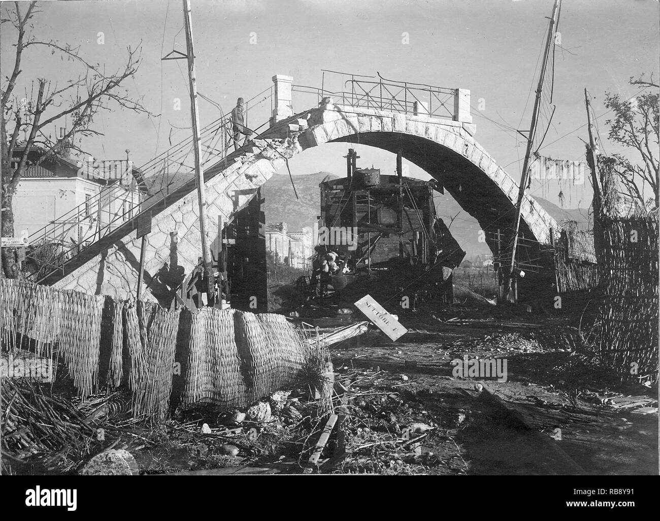 WW1 - Gorizia, Italia - danneggiato il ponte pedonale presso la stazione ferroviaria di Gorizia, di Transalpina di Energia Foto Stock