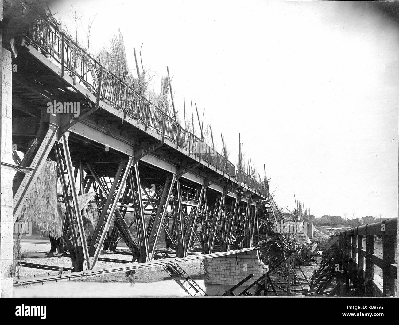 WW1 - Ponte rotto sul fiume Soca vicino a Gorizia, Italia Foto Stock