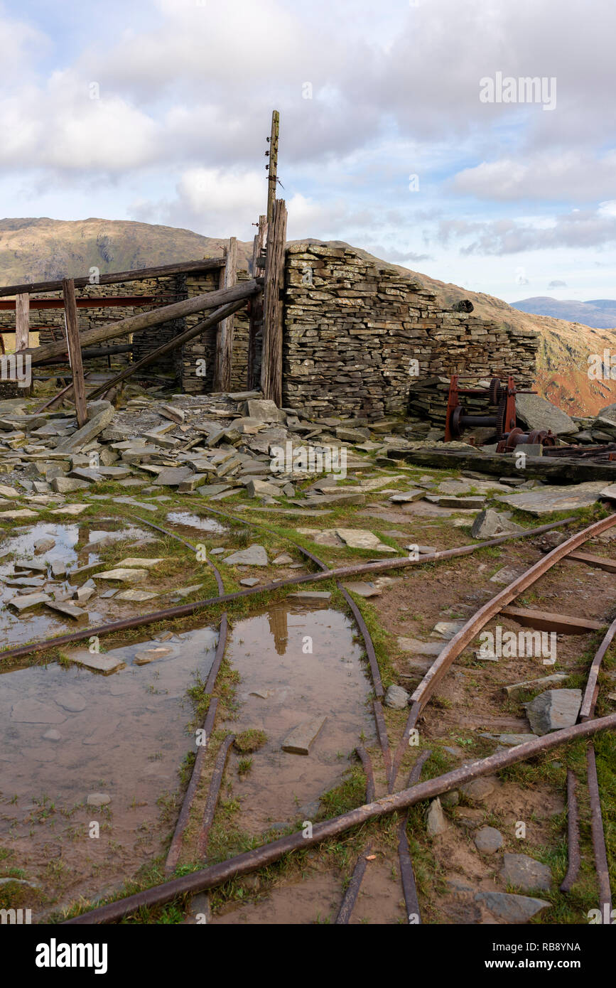 Miniera abbandonati lavorazioni a Cava Saddlestone sul fianco del Vecchio di Coniston nel Parco Nazionale del Distretto dei Laghi, Cumbria, Inghilterra. Foto Stock