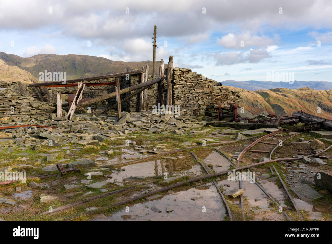 Miniera abbandonati lavorazioni a Cava Saddlestone sul fianco del Vecchio di Coniston nel Parco Nazionale del Distretto dei Laghi, Cumbria, Inghilterra. Foto Stock