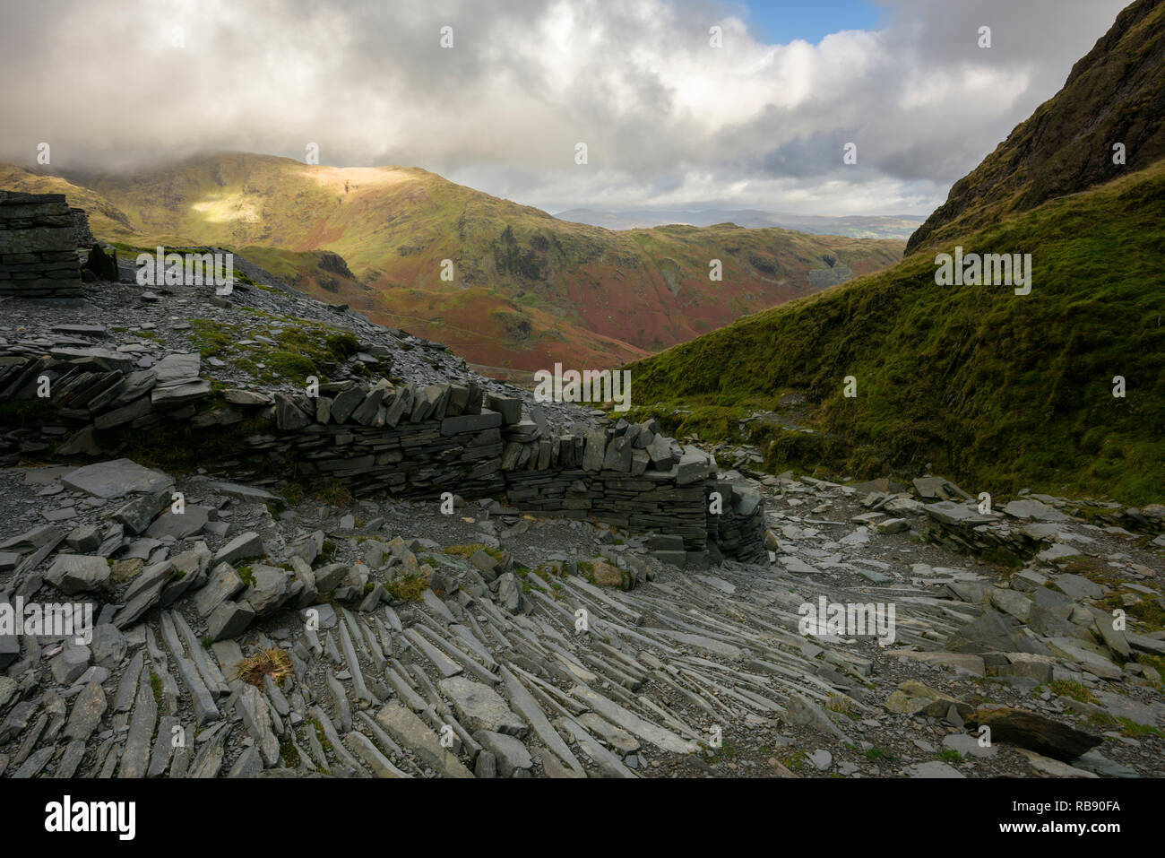 Cava Saddlestone sul fianco del Vecchio di Coniston con il Coppermines valle al di là nel Parco Nazionale del Distretto dei Laghi, Cumbria, Inghilterra. Foto Stock