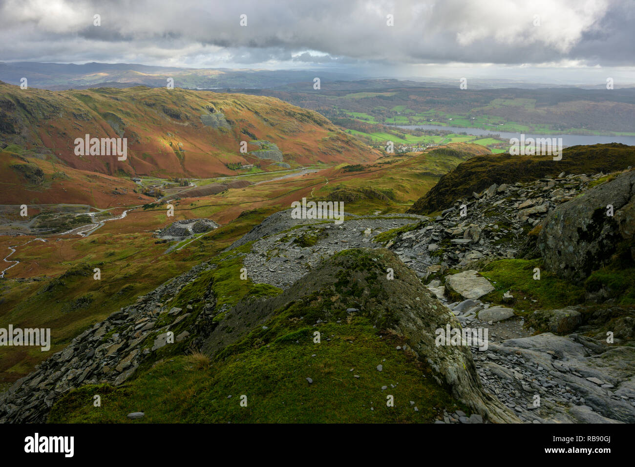 Cava Saddlestone sul fianco del Vecchio di Coniston con il Coppermines valle al di là nel Parco Nazionale del Distretto dei Laghi, Cumbria, Inghilterra. Foto Stock
