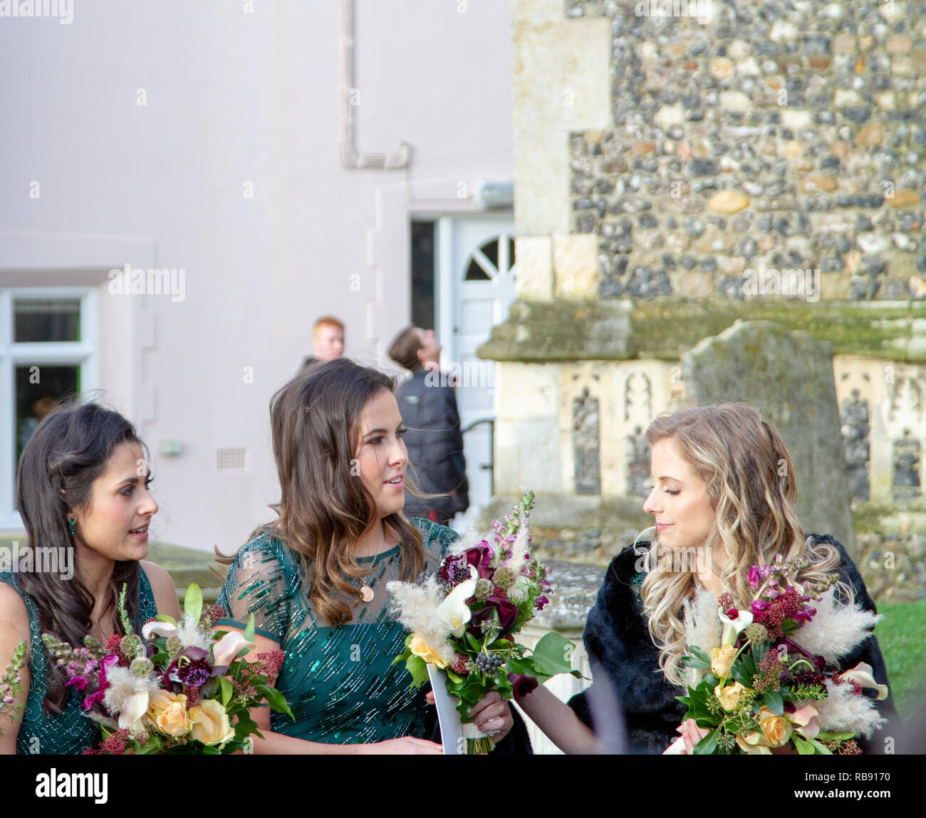 Leggermente bridesmaids battente in attesa per gli sposi Foto Stock