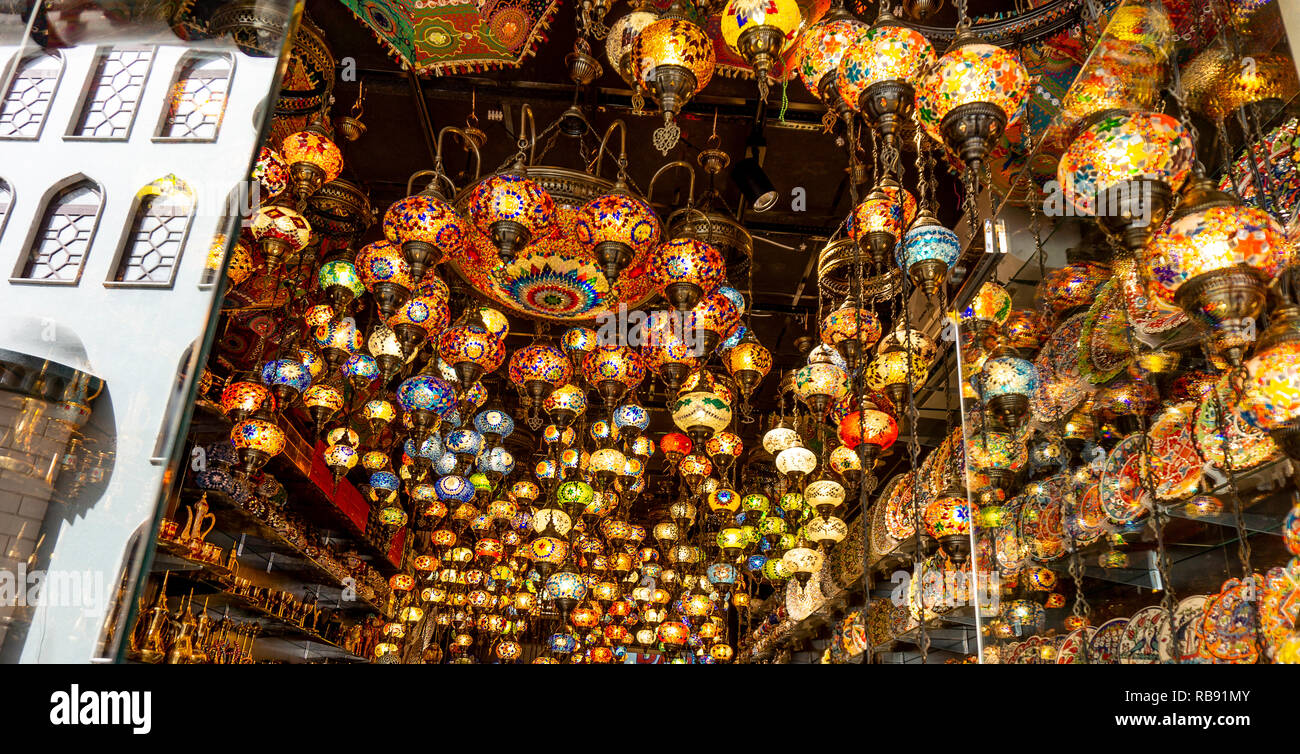 Arabo vintage Lampada Lanterna negozio nel Souk di Dubai Foto Stock