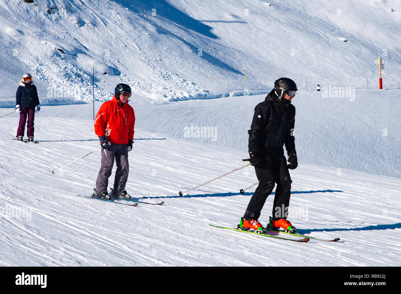 Le persone godono di sci e snowboard per la vacanza invernale nella zona delle Alpi, Les Arcs 2000, Savoie, Francia, Europa Foto Stock