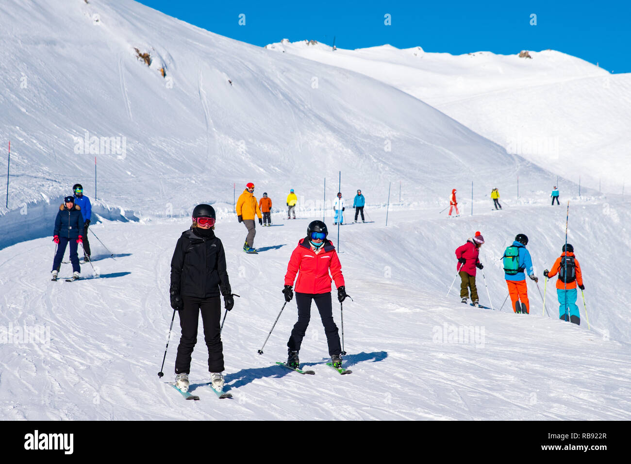 Le persone godono di sci e snowboard per la vacanza invernale nella zona delle Alpi, Les Arcs 2000, Savoie, Francia, Europa Foto Stock