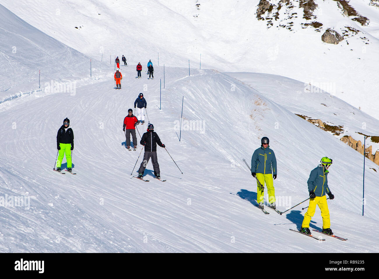 Le persone godono di sci e snowboard per la vacanza invernale nella zona delle Alpi, Les Arcs 2000, Savoie, Francia, Europa Foto Stock