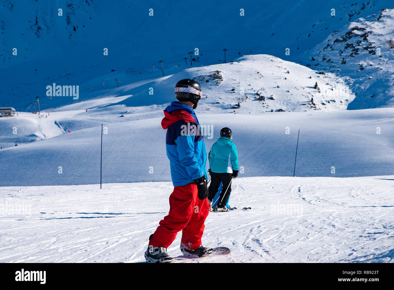 Le persone godono di snowboard per vacanza invernale nella zona delle Alpi, Les Arcs 2000, Savoie, Francia, Europa Foto Stock