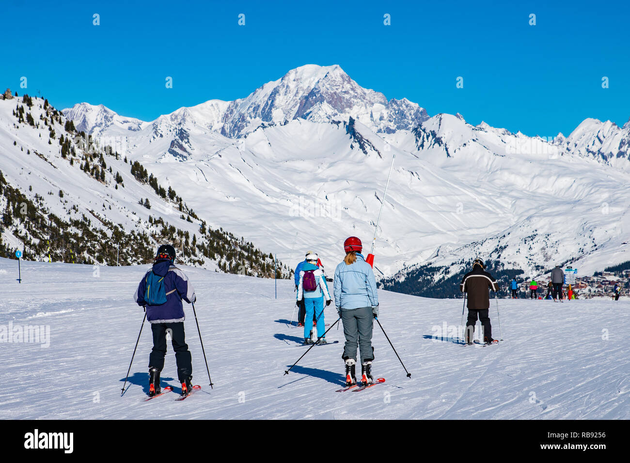 Le persone godono di sci e snowboard per vacanze invernali nelle Alpi area con Mont Blanc come sfondo, Les Arcs 2000, Savoie, Francia, Europa Foto Stock