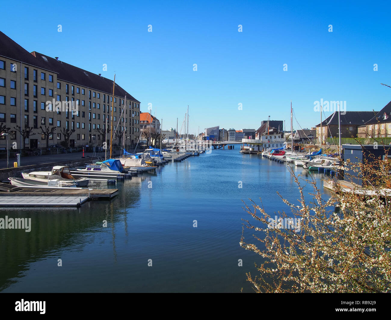 Vista della architettura contemporanea e canali di acqua del quartiere Christianshavn in Copenhagen, Danimarca Foto Stock