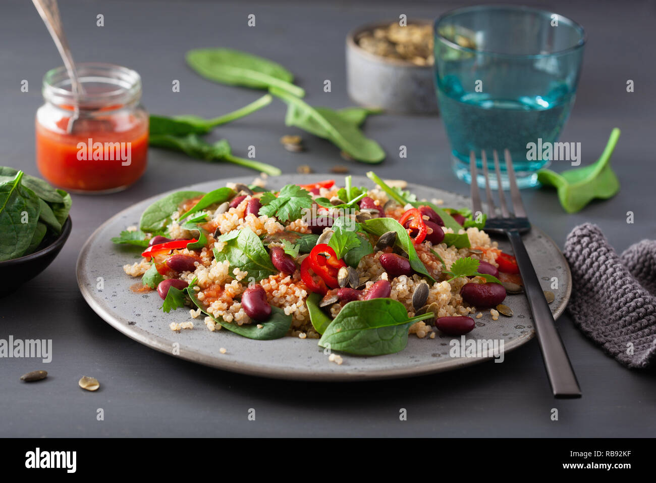 Fagiolo di sani e quinoa con insalata di spinaci, peperoncino Foto Stock