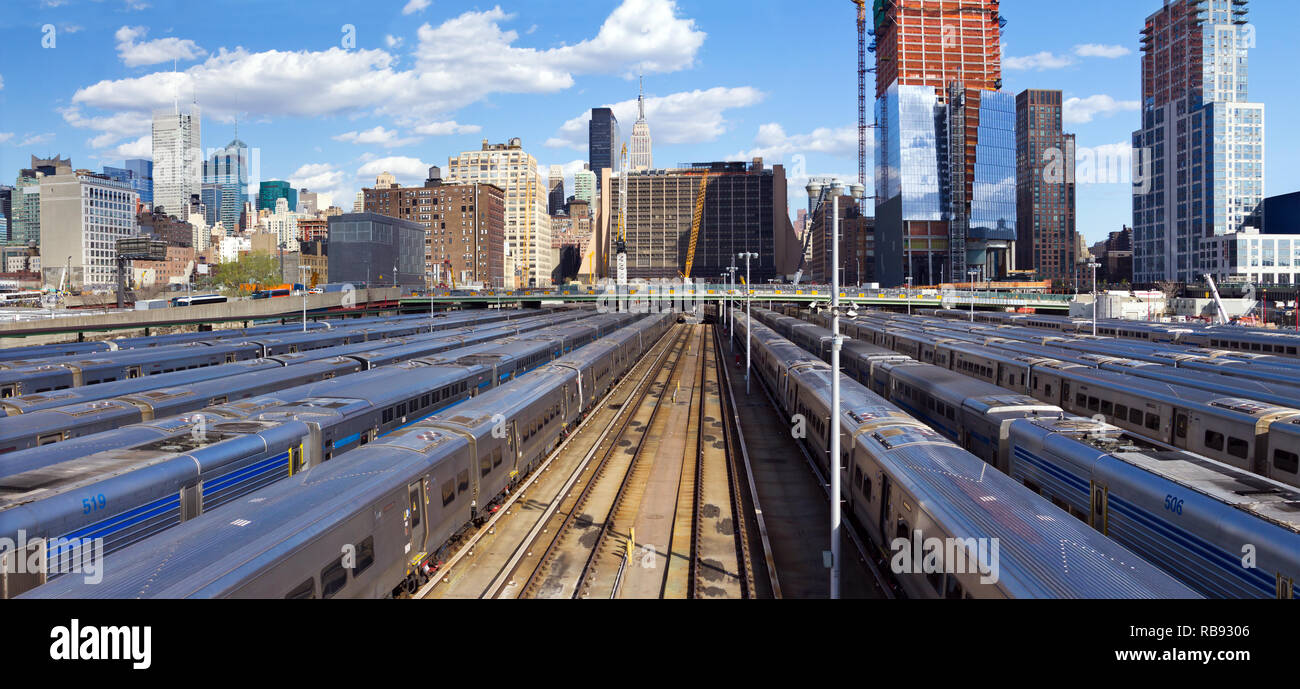 Vista panoramica di Hudson yards dalla stazione ferroviaria con il Midtown skyline di Manhattan in background presi dalla linea alta Park di New York City Foto Stock